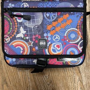 NWT insulated lead tested lunch bag w/strap & zippered and mesh pockets.